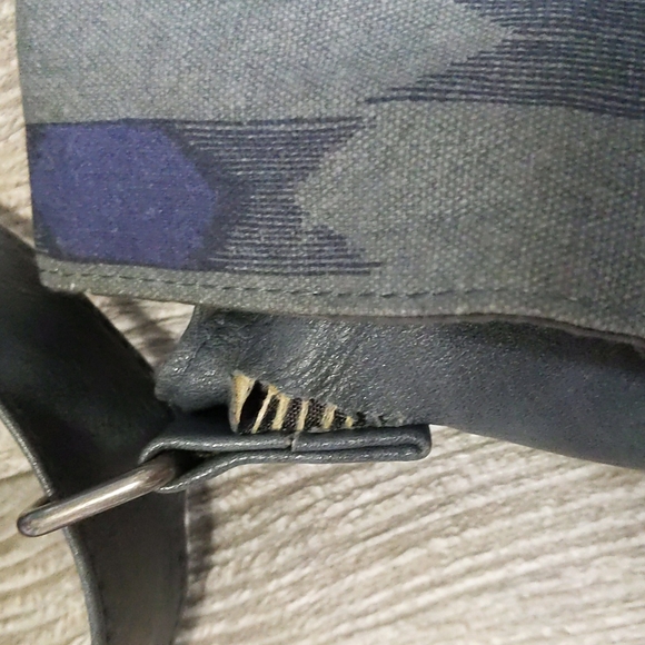 LAST CHANCE! ROXY Crossbody Messenger Bag - Picture 7 of 7